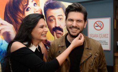 Almeda e mëson aktorin turk të flasë shqip, i dashuri i saj përshëndet shqiptarët (Video)