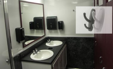 Nëse shihni një varëse të tillë në tualetet publike, menjëherë dilni nga aty! (Foto)