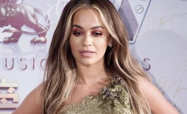 Rita Ora shtangë Kinën me dukjen e saj të shkëlqyer prej mbretëreshe (Foto)