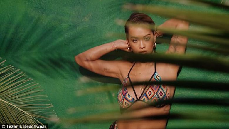 Rita Ora vazhdon të joshë me videot ku promovon brendin e bikinive (Video)