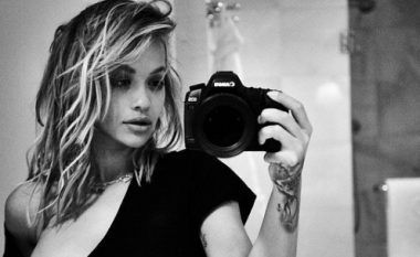 Rita Ora mbulon gjoksin teksa bën ‘selfie’ para pasqyrës (Foto)