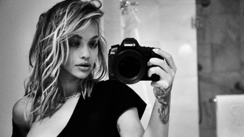 Rita Ora mbulon gjoksin teksa bën ‘selfie’ para pasqyrës (Foto)
