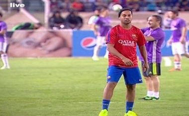 Është duke u zhvilluar El Clasico mes legjendave, por atë që e bëri Ronaldinho tregon se është lojtar i madh (Foto/Video)