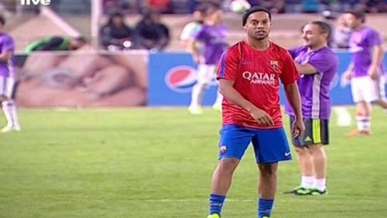 Është duke u zhvilluar El Clasico mes legjendave, por atë që e bëri Ronaldinho tregon se është lojtar i madh (Foto/Video)