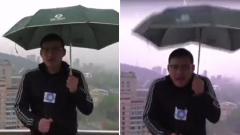 Gazetari po mbante një çadër dhe po raportonte për motin, papritmas goditet nga rrufeja! (Video)