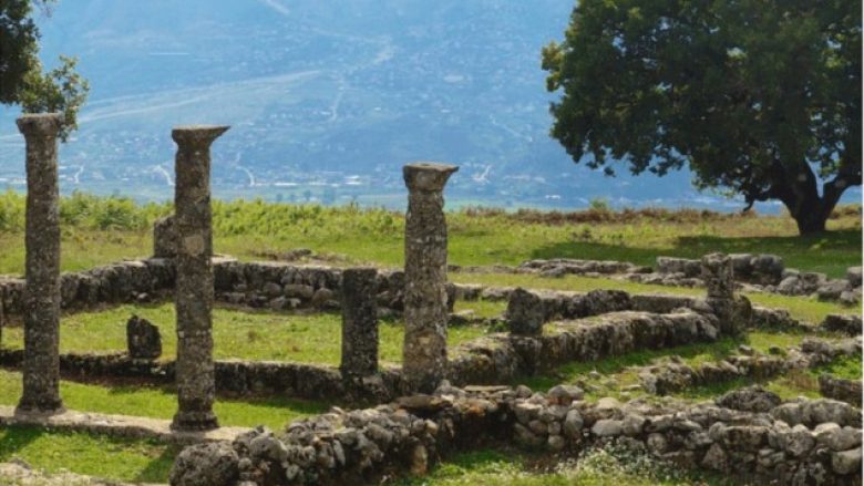 Arkeologu zviceran prezanton guidën arkeologjike të Shqipërisë