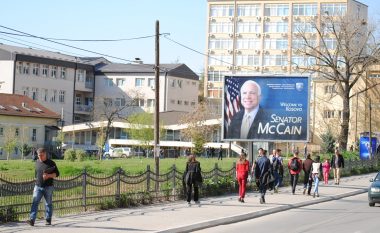 Senatori McCain në Kosovë, do të nderohet me medaljen “Urdhri i Lirisë”