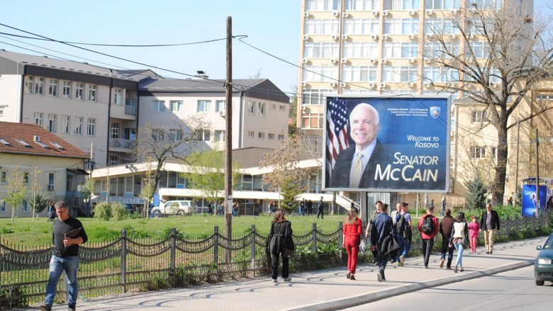 Senatori McCain në Kosovë, do të nderohet me medaljen “Urdhri i Lirisë”
