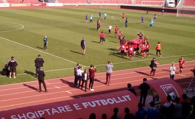 Shqipëria mposhti Greqinë – Festë e çmendur e vashave kuqezi, greket qajnë në fushë (Foto/Video)