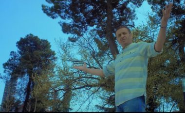 Sinan Vllasaliu publikon klipin e ri “Zot falma” (Video)