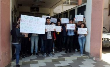 Studentët e farmacisë protestojnë për ndërrim të profesorit