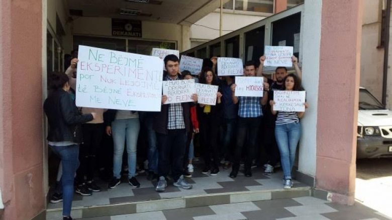 Studentët e farmacisë protestojnë për ndërrim të profesorit