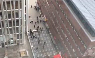 Iknin të tmerruar, një kamion ishte futur në mesin e njerëzve në qendër të Stokholmit (Video)