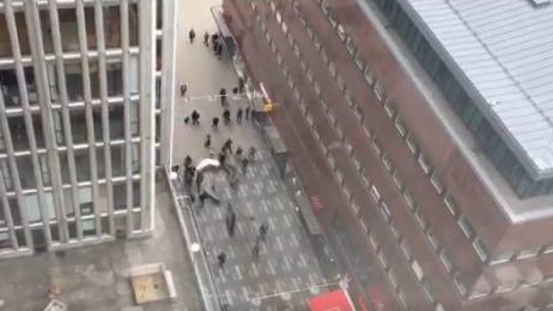 Iknin të tmerruar, një kamion ishte futur në mesin e njerëzve në qendër të Stokholmit (Video)