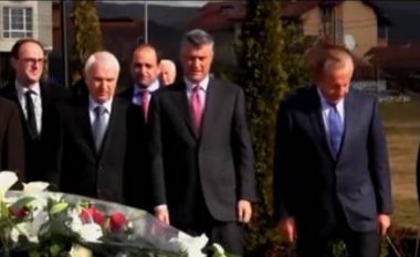 Thaçi i thoshte Rugovës “tradhtar”, tash i përkulet te varri (Video)