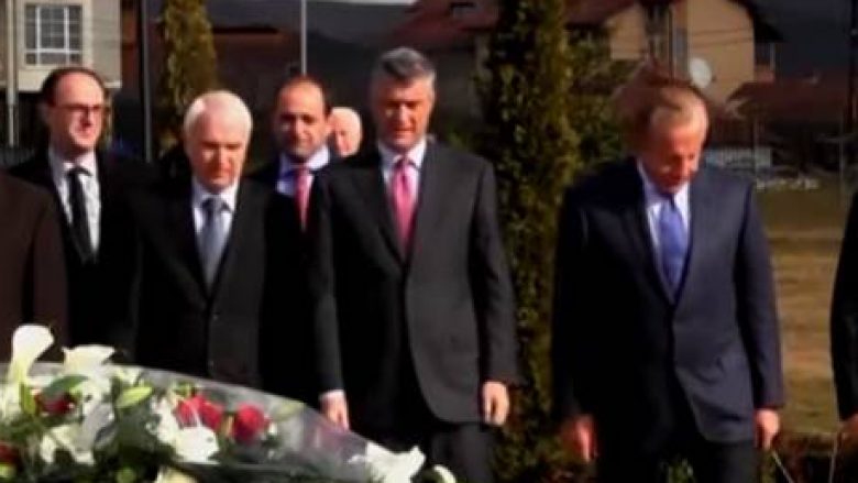 Thaçi i thoshte Rugovës “tradhtar”, tash i përkulet te varri (Video)