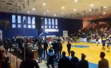 Përleshje e madhe në Superkupën e basketbollit mes Tiranës dhe Vllaznisë (Video)