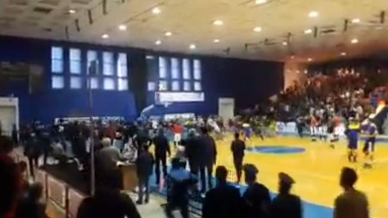 Përleshje e madhe në Superkupën e basketbollit mes Tiranës dhe Vllaznisë (Video)