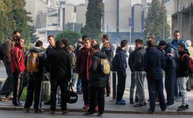 “Të rinjtë në Maqedoni duan 1500 euro rrogë”