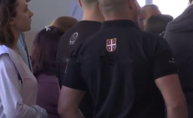 Zgjedhjet e Serbisë në Kosovë u monitoruan nga uniformat e zeza serbe (Video)