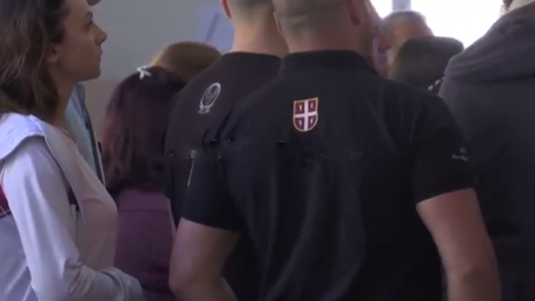 Zgjedhjet e Serbisë në Kosovë u monitoruan nga uniformat e zeza serbe (Video)