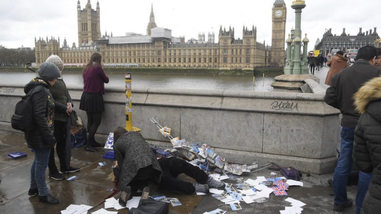 Vdes në spital gruaja që ra në lumin Thames gjatë sulmit terrorist në Londër