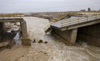 30 të vdekur nga vërshimet në Iran