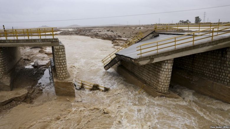 30 të vdekur nga vërshimet në Iran
