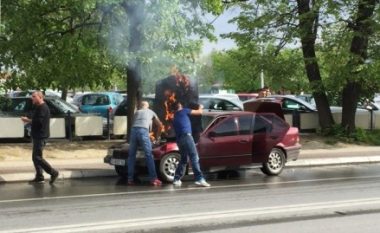 Digjet një makinë në qendër të Shkupit, shmanget tragjedia njerëzore (Foto)