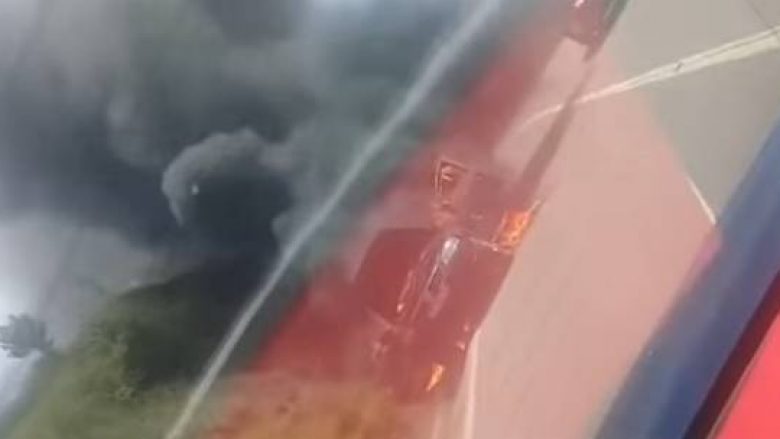 Incident në rrugën Prrenjas-Librazhd, makina merr flakë në ecje (Video)