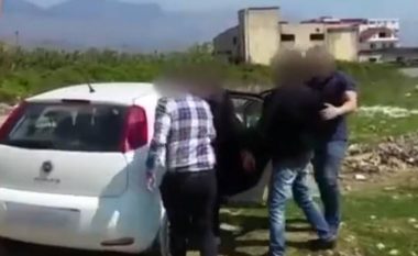 Vajza ngrinte kurthe, djemtë i rrihnin dhe ua vidhnin telefonat kalimtarëve (Video)