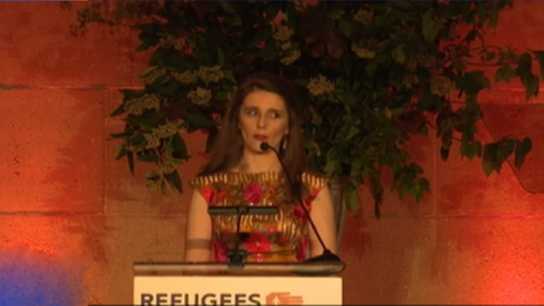 Vlora Çitaku folëse kryesore në mbrëmjen gala të refugjatëve (Video)