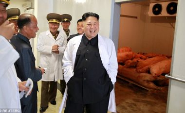 Dy milionë njerëz të uritur, Kim Jong-un i buzëqeshur derisa viziton një fermë derrash (Foto)