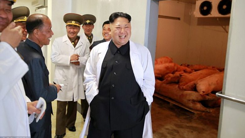 Dy milionë njerëz të uritur, Kim Jong-un i buzëqeshur derisa viziton një fermë derrash (Foto)