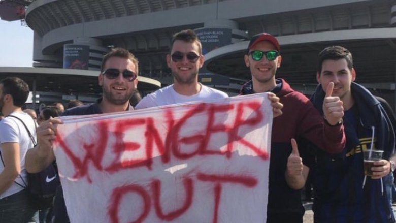 Baneri “Wenger Out” shfaqet edhe në derbin Inter – Milan (Foto)