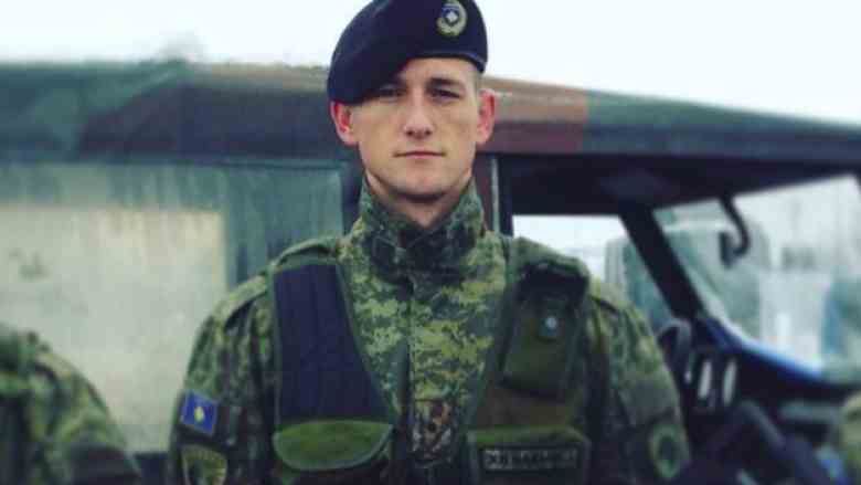 Oficeri Hasanaj, që u dekorua në Angli: Ushtrisë së Kosovës do t’ia kenë lakmi