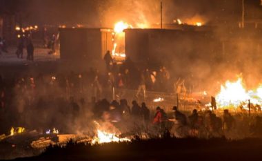 Zjarr në kampin e refugjatëve në Francë, 10 persona të plagosur