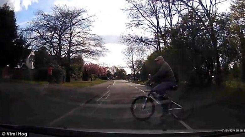 Çiklisti kaloi rrugën pa kujdes, për pak sa nuk u fut nën veturë (Video)