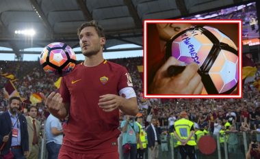 Njihuni me fatlumin që mori topin të cilin Totti e hodhi drejt tifozëve, ky është mesazhi që legjenda shkroi në të (Foto/Video)