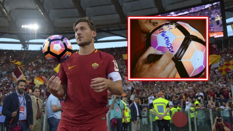 Njihuni me fatlumin që mori topin të cilin Totti e hodhi drejt tifozëve, ky është mesazhi që legjenda shkroi në të (Foto/Video)