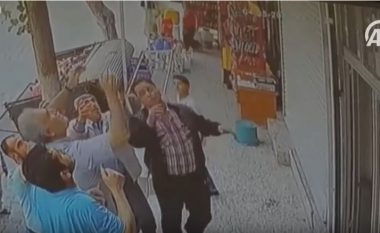 Momenti kur një grup burrash e shpëtojnë dyvjeçaren që po binte nga ballkoni (Video)