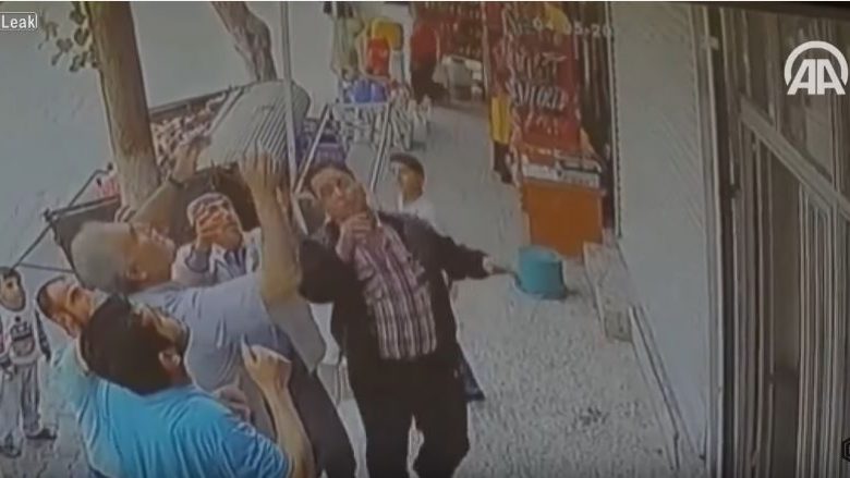 Momenti kur një grup burrash e shpëtojnë dyvjeçaren që po binte nga ballkoni (Video)