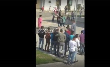 Gjimnazistet e Lezhës kapen prej flokësh në shkollë për një djalë (Video, +18)