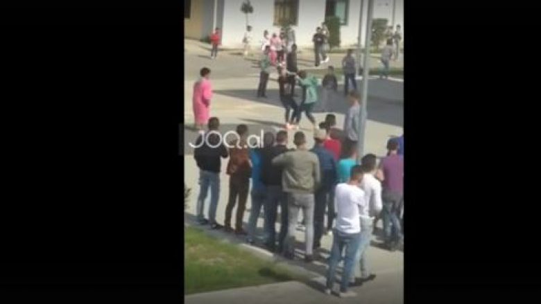 Gjimnazistet e Lezhës kapen prej flokësh në shkollë për një djalë (Video, +18)