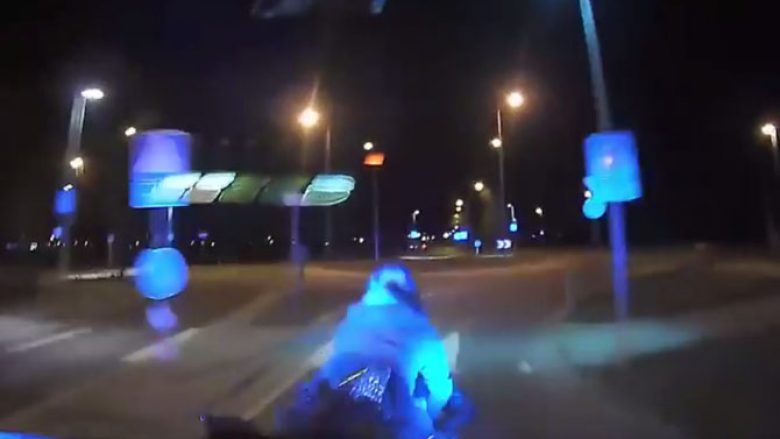 Të gjithë ata që ngasin shpejtë veturën apo motoçikletën në Estoni e pësojnë keq, policia i përplas me veturë (Video)