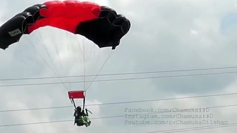 Derisa po lëshohej në tokë me parashutë, ushtarja “piqet për së gjalli” kur prekë telat e shtyllës elektrike (Foto/Video, +18)