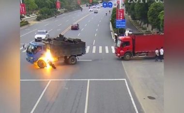 Filmohet momenti kur motoçiklisti përplaset me kamionin dhe mbulohet nga flaka kur i shpërthen rezervuari (Video, +18)