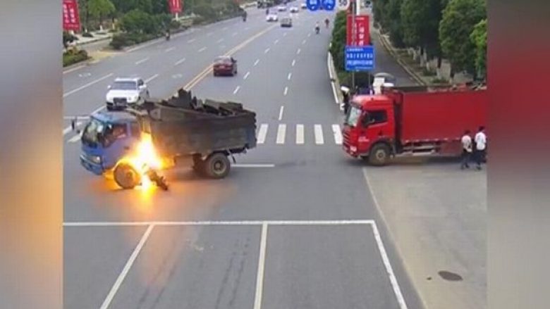 Filmohet momenti kur motoçiklisti përplaset me kamionin dhe mbulohet nga flaka kur i shpërthen rezervuari (Video, +18)