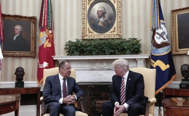 Gjërat që Donald Trump nuk guxon t’i bëjë në Zyrën Ovale (Foto)