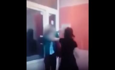 Dy nxënëse serbe rrahen brutalisht brenda shkollës (Video, +18)